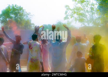 Menschen aus ländlichen Gebieten feiern das holi-Festival in Punjab, Pakistan Stockfoto