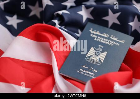 Blauer Pass der Palästinensischen Autonomiebehörde auf dem Hintergrund der US-Nationalflagge aus nächster Nähe. Tourismus und Diplomatie Stockfoto