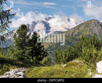 Blick auf den Berg Marmolada, den höchsten Gipfel der Dolomiten, Italien Stockfoto