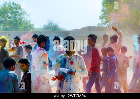 Menschen aus ländlichen Gebieten feiern das holi-Festival in Punjab, Pakistan Stockfoto