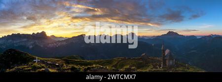 Vormittagsblick vom Col di Lana, Kapelle mit Bergen, Pelmo, Civetta, Antelao, Tofana, Sonnenaufgang über den Alpen Dolomiten, Italien Stockfoto