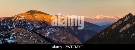 Hohe Tatra fotografiert von Velka Fatra Bergen, Abendansicht, Slowakei Stockfoto