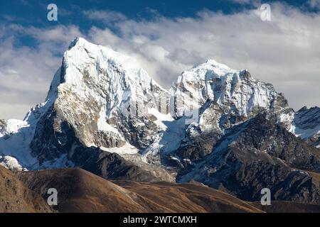 Bergsteigen auf Arakam TSE, Cholatse und Tabuche Peak inmitten der Wolken Wandern Sie zum Everest Basislager, Blick vom Gokyo Peak, Nepal Stockfoto