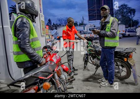 Die Fahrer warten darauf, an einer Tankstelle in Kibera Slum bedient zu werden. Kibera, der größte Slum in Nairobi und Afrika, beherbergt mehr als eine Million Einwohner Stockfoto