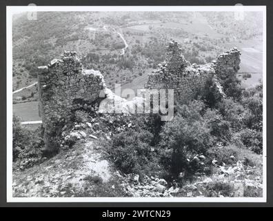 Abruzzen L'Aquila Bominaco Castle6. Hutzel, Max 1960-1990 Blick vom Schloss; Blick auf die Ruinen der Burg. Der in Deutschland geborene Fotograf und Gelehrte Max Hutzel (1911–1988) fotografierte in Italien von den frühen 1960er Jahren bis zu seinem Tod. Das Ergebnis dieses Projektes, von Hutzel als Foto Arte Minore bezeichnet, ist eine gründliche Dokumentation der kunsthistorischen Entwicklung in Italien bis zum 18. Jahrhundert, darunter Objekte der Etrusker und Römer sowie frühmittelalterliche, romanische, gotische, Renaissance- und Barockdenkmäler. Die Bilder werden nach geografischer Region in Italien, dann nach Provinz, Stadt und Standort geordnet Stockfoto