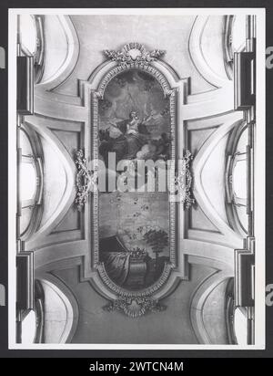 Lazio Roma Anguillara Sabazia Collegiata dell'Assunta8. Hutzel, Max 1960-1990 Postmittelalterliches: Architektur (16. Jahrhundert) Deckenmalerei; Taufstein (15. Jahrhundert) Allgemeine Anmerkungen: Es gab zwei Druckserien dieses Denkmals, die meisten von denselben Negativen. Sie wurden nun zu einer numerischen Sequenz synthetisiert und den H-Zahlen 1-17 zugeordnet. Der in Deutschland geborene Fotograf und Gelehrte Max Hutzel (1911–1988) fotografierte in Italien von den frühen 1960er Jahren bis zu seinem Tod. Das Ergebnis dieses Projektes, von Hutzel als Foto Arte Minore bezeichnet, ist eine gründliche Dokumentation der kunsthistorischen Entwicklung in Stockfoto