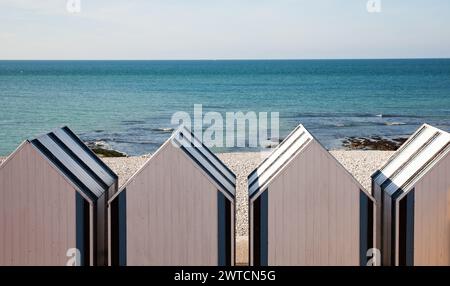 Weiße Strandhütten an der Küste Frankreichs Stockfoto