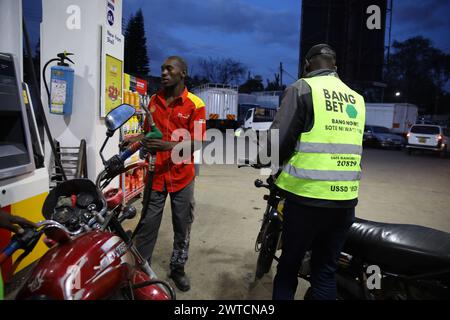 Die Fahrer warten darauf, an einer Tankstelle in Kibera Slum bedient zu werden. Kibera, der größte Slum in Nairobi und Afrika, beherbergt mehr als eine Million Einwohner Stockfoto