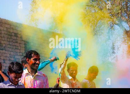 Menschen aus ländlichen Gebieten feiern das holi-Festival in Punjab, Pakistan Stockfoto