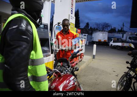 Die Fahrer warten darauf, an einer Tankstelle in Kibera Slum bedient zu werden. Kibera, der größte Slum in Nairobi und Afrika, beherbergt mehr als eine Million Einwohner Stockfoto