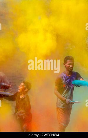 Menschen aus ländlichen Gebieten feiern das holi-Festival in Punjab, Pakistan Stockfoto