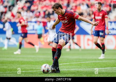 Pamplona, Spanien. März 2024. Jorge Herrando aus Osasuna wurde während des LaLiga EA Sports Matches zwischen Osasuna und Real Madrid im El Sadar Stadium in Aktion gesehen. Endergebnis: Osasuna 2:4 Real Madrid. Quelle: SOPA Images Limited/Alamy Live News Stockfoto