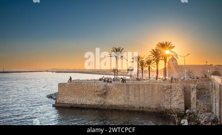 Sonnenuntergang auf der Promenade neben dem Borj El-Kebir, oder Great Fort, der osmanischen Festung in Mahdia, Tunesien. Stockfoto