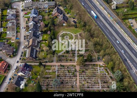 Luftbild, Friedhof an St. Hubertus, Urnengräber im Kreis angeordnet, Rahm, Duisburg, Ruhrgebiet, Nordrhein-Westfalen, Deutschland, Duisburg-S ACHTUNGxMINDESTHONORARx60xEURO *** Luftaufnahme, Friedhof St Hubertus, Urnengräber im Landkreis Rahm, Duisburg, Ruhrgebiet, Nordrhein-Westfalen, Deutschland, Duisburg S ACHTUNGxMINDESTHONORARx60xEURO Stockfoto