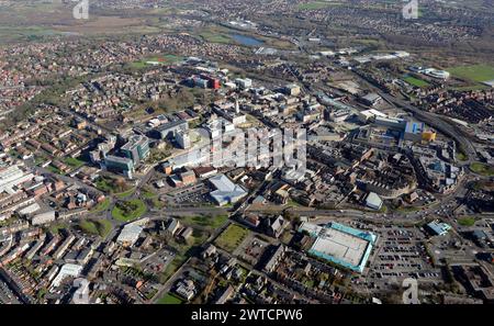 2024 aus der Vogelperspektive auf das Stadtzentrum von Barnsley, South Yorkshire. Die kurvenreiche Westway Ring Road befindet sich auf der rechten Seite Stockfoto