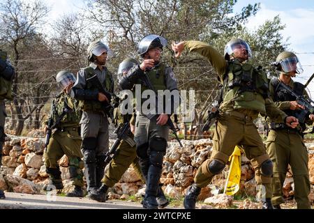 Bilin, Ramallah, Palästina. Januar 2011. Während der wöchentlichen palästinensischen Freitagsproteste gegen die Besetzung palästinensischer Gebiete durch Israel am 11. November 2010 in Bilin, Westjordanland, Palästina. Bilin, ein kleines Dorf in der Nähe von Ramallah, findet wöchentlich Proteste statt, da ein Großteil des Landes der Bauern von den israelischen Behörden annektiert wurde, um eine neue jüdische Siedlung zu bauen. (Credit Image: © Dominika Zarzycka/SOPA images via ZUMA Press Wire) NUR REDAKTIONELLE VERWENDUNG! Nicht für kommerzielle ZWECKE! Stockfoto