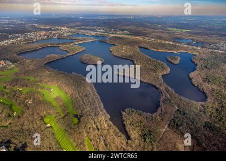 Luftbild, Sechs-Seen-Platte, Wald und Naherholungsgebiet, hinten Baustelle für geplante Duisburger Wohnquartier am ehemaligen Rangierbahnhof Wedau, Fernsicht, Wedau, Duisburg, Ruhrgebiet, Nordrhein-Westfalen, Deutschland, Duisburg-S ACHTUNGxMINDESTHONORARx60xEURO *** Luftansicht, Sechs gesehene Platte, Wald- und Naherholungsgebiet, hinter Baustelle für geplante Duisburger Wohnquartier am ehemaligen Rangierbahnhof Wedau, Fernsicht, Wedau, Duisburg, Ruhrgebiet, Nordrhein-Westfalen, Deutschland, Duisburg S ACHTUNGxMINDESTHONORARx60xEURO Stockfoto