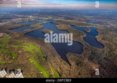 Luftbild, Sechs-Seen-Platte, Wald und Naherholungsgebiet, hinten Baustelle für geplante Duisburger Wohnquartier am ehemaligen Rangierbahnhof Wedau, Fernsicht, Wedau, Duisburg, Ruhrgebiet, Nordrhein-Westfalen, Deutschland, Duisburg-S ACHTUNGxMINDESTHONORARx60xEURO *** Luftansicht, Sechs gesehene Platte, Wald- und Naherholungsgebiet, hinter Baustelle für geplante Duisburger Wohnquartier am ehemaligen Rangierbahnhof Wedau, Fernsicht, Wedau, Duisburg, Ruhrgebiet, Nordrhein-Westfalen, Deutschland, Duisburg S ACHTUNGxMINDESTHONORARx60xEURO Stockfoto