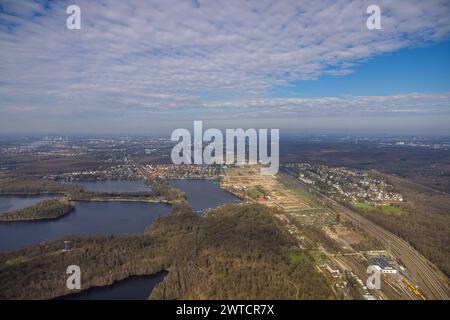 Luftbild, Baustelle für geplante Duisburger Wohnquartier am ehemaligen Rangierbahnhof Wedau, an der Sechs-Seen-Platte und Regattabahn, denkmalgeschützte Siedlung Bissingheim, Fernsicht, Wedau, Duisburg, Ruhrgebiet, Nordrhein-Westfalen, Deutschland, Duisburg-S ACHTUNGxMINDESTHONORARx60xEURO *** Luftansicht, Baustelle für geplante Duisburger Wohnquartier am ehemaligen Rangierbahnhof Wedau, an der Sechs Seen Platte und Regatta, denkmalgeschütztes Bissingheim gut, Fernsicht, Wedau, Duisburg, Ruhrgebiet, Nordrhein-Westfalen, Deutschland, Duisburg S ATTENTIONxMINDESTHONORARx60xEURO Stockfoto