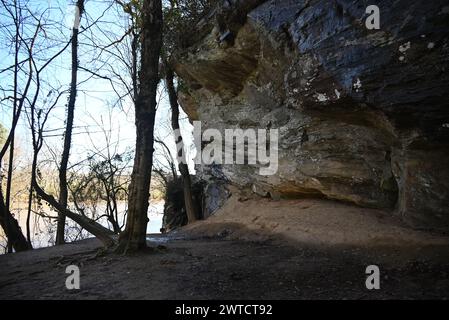 Das Flussufer am Cape Fear River am Fuße des Raven Rock im Raven Rock State Park in North Carolina. Stockfoto