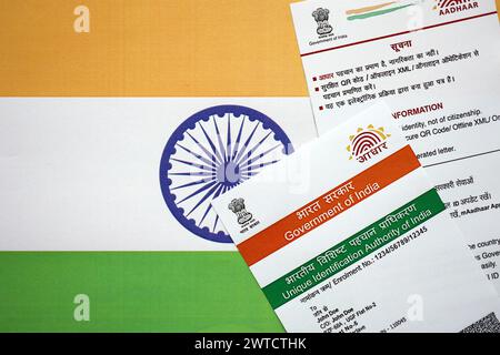 Indische Aadhaar-Karte von der Unique Identification Authority of India auf indischer Flagge Nahaufnahme Stockfoto