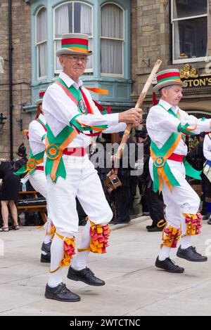 Adlington Morris Tänzer tanzen beim Buxton Day of Dance Stockfoto