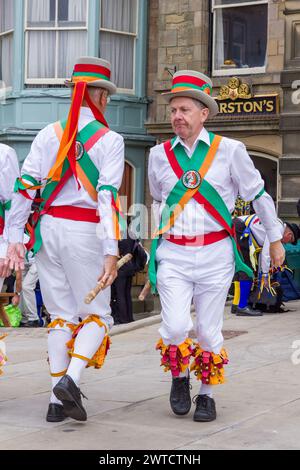 Adlington Morris Tänzer tanzen beim Buxton Day of Dance Stockfoto