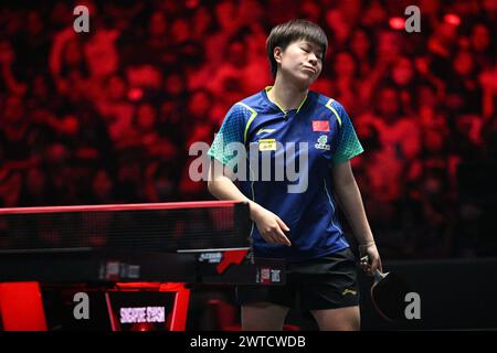 Singapur. März 2024. Wang Yidi aus China reagierte beim World Table Tennis Singapore Smash 2024 in Singapur am 17. März 2024 im Einzelfinale der Frauen gegen ihren Landsmann Wang Manyu. Quelle: Dann Chih Wey/Xinhua/Alamy Live News Stockfoto