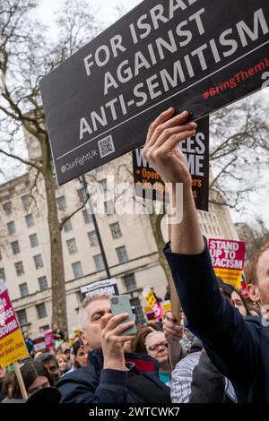 London, UK, 16. Februar 2024. Zwei Personen halten pro-Israel- und Antisemitismus-Zeichen während einer Rede des Abgeordneten Jeremy Corbyn auf. Der Rave Stockfoto
