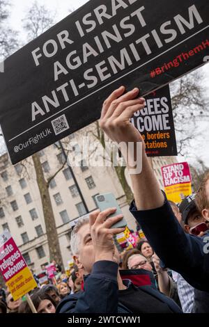 London, UK, 16. Februar 2024. Zwei Personen halten pro-Israel- und Antisemitismus-Zeichen während einer Rede des Abgeordneten Jeremy Corbyn auf. Der Rave Stockfoto