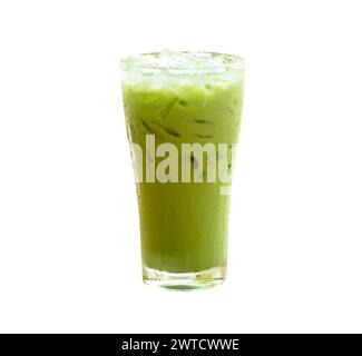 Vorderansicht des eisgekühlten Matcha-Grüntees mit Kondensmilch in transparentem Glas ist auf weißem Hintergrund mit Schneidepfad isoliert. Stockfoto