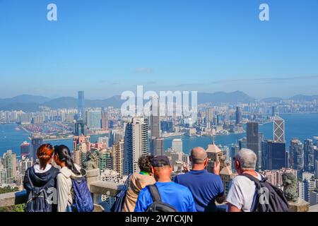 Panoramablick auf Hong Kong City vom Victoria Peak mit einer Menge von Menschen, Zuschauern, Touristen, moderne Stadtlandschaft Morgen sonnigen Tag Wolken Stockfoto