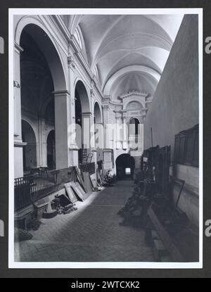 Abruzzen Chieti Lanciano S. Maria Maggiore. Die Hutzel-Max-1960-1990-Kirche stammt aus dem 14. Jahrhundert und soll über einem Apollo-Tempel errichtet worden sein. Teile der Kirche wurden im 16. Jahrhundert renoviert, aber ein Teil dieser Renovierung wurde 1965 entfernt und die Kirche wieder in ihren ursprünglichen Stil zurückversetzt. Es gibt viele Ausblicke von außen, mit besonderem Augenmerk auf die Apsis und die rechten Portale mit ihren Rosenfenstern. Es gibt allgemeine Ansichten des Innenraums. Einige Gemälde sind fotografiert; die Hauptobjekte sind ein Prozessionskreuz und ein hölzernes Kruzifix mit Terrakotta-Figuren von Maria und Johannes. Germa Stockfoto