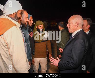 Tunesischer Präsident Kais Saied besucht Noel-Gebiet der Gemeinde Douz im Bundesstaat Kebili der tunesische Präsident Kais Saied besucht Noel-Gebiet der Gemeinde Douz im Bundesstaat Kebili, trifft sich mit einer Reihe von Bürgern und hört ihren Problemen zu, Tunesien, am 17. März 2024. Foto: Tunesischer Ratsvorsitz apaimages Tunis Tunis Tunis Tunesien 170324 Tunis TPO 0016 Copyright: XapaimagesxTunesianxPresidencyxxapaimagesx Stockfoto