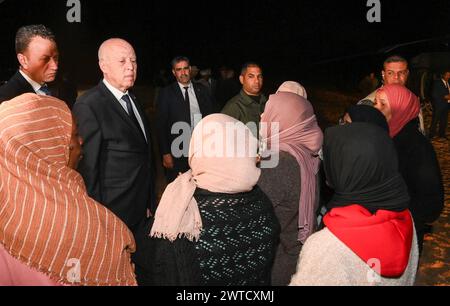 Tunesischer Präsident Kais Saied besucht Noel-Gebiet der Gemeinde Douz im Bundesstaat Kebili der tunesische Präsident Kais Saied besucht Noel-Gebiet der Gemeinde Douz im Bundesstaat Kebili, trifft sich mit einer Reihe von Bürgern und hört ihren Problemen zu, Tunesien, am 17. März 2024. Foto: Tunesischer Ratsvorsitz apaimages Tunis Tunis Tunis Tunesien 170324 Tunis TPO 009 Copyright: XapaimagesxTunesianxPresidencyxxapaimagesx Stockfoto