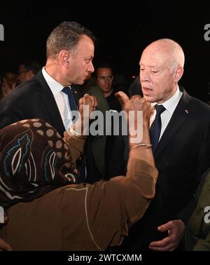 Tunesischer Präsident Kais Saied besucht Noel-Gebiet der Gemeinde Douz im Bundesstaat Kebili der tunesische Präsident Kais Saied besucht Noel-Gebiet der Gemeinde Douz im Bundesstaat Kebili, trifft sich mit einer Reihe von Bürgern und hört ihren Problemen zu, Tunesien, am 17. März 2024. Foto: Tunesischer Ratsvorsitz apaimages Tunis Tunis Tunis Tunesien 170324 Tunis TPO 0011 Copyright: XapaimagesxTunesianxPresidencyxxapaimagesx Stockfoto