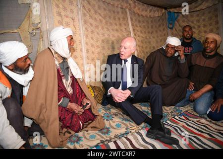 Tunesischer Präsident Kais Saied besucht Noel-Gebiet der Gemeinde Douz im Bundesstaat Kebili der tunesische Präsident Kais Saied besucht Noel-Gebiet der Gemeinde Douz im Bundesstaat Kebili, trifft sich mit einer Reihe von Bürgern und hört ihren Problemen zu, Tunesien, am 17. März 2024. Foto: Tunesischer Ratsvorsitz apaimages Tunis Tunis Tunis Tunesien 170324 Tunis TPO 005 Copyright: XapaimagesxTunesianxPresidencyxxapaimagesx Stockfoto