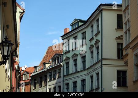 Oberste Stockwerke mit wunderschönen alten bunten Häusern in der Jauniela Straße in der Rigaer Altstadt an sonnigen wolkenlosen Tagen Stockfoto