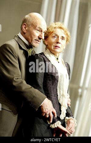 Patrick Stewart (Halvard Solness), Sue Johnston (Aline Solness) in THE MASTER BUILDER von Henrik Ibsen am Albery Theatre, London WC2 18/06/2003 Übersetzung & Adaption: John Logan Set Design: Hildegard Bechtler Kostüme: Deirdre Clancy Beleuchtung: Howard Harrison Regie: Anthony Page Stockfoto