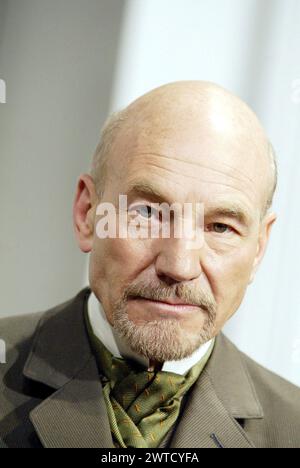 Patrick Stewart (Halvard Solness) in THE MASTER BUILDER von Henrik Ibsen am Albery Theatre, London WC2 18/06/2003 Übersetzung & Adaption: John Logan Set Design: Hildegard Bechtler Kostüme: Deirdre Clancy Beleuchtung: Howard Harrison Regisseur: Anthony Page Stockfoto