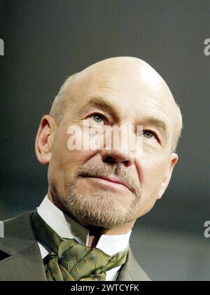 Patrick Stewart (Halvard Solness) in THE MASTER BUILDER von Henrik Ibsen am Albery Theatre, London WC2 18/06/2003 Übersetzung & Adaption: John Logan Set Design: Hildegard Bechtler Kostüme: Deirdre Clancy Beleuchtung: Howard Harrison Regisseur: Anthony Page Stockfoto