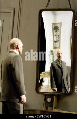 Patrick Stewart (Halvard Solness) in THE MASTER BUILDER von Henrik Ibsen am Albery Theatre, London WC2 18/06/2003 Übersetzung & Adaption: John Logan Set Design: Hildegard Bechtler Kostüme: Deirdre Clancy Beleuchtung: Howard Harrison Regisseur: Anthony Page Stockfoto