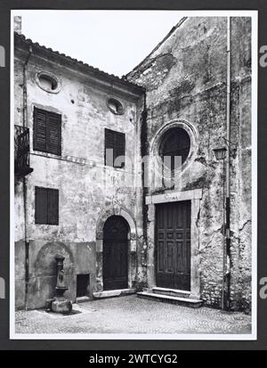 Lazio Latina Bassiano S. Erasmo4. Hutzel, Max 1960-1990 Außenfotos von Fassade und Innenhof. Innenfotos zeigen Ansichten und Details. Das wichtigste Artefakt ist ein horizontales hölzernes Kruzifix vor dem Altar. Zusätzliche Fotos von Gemälden und Taufbecken. Objektnotizen: Hutzel Fotokampagne ist undatiert. Der in Deutschland geborene Fotograf und Gelehrte Max Hutzel (1911–1988) fotografierte in Italien von den frühen 1960er Jahren bis zu seinem Tod. Das Ergebnis dieses Projektes, von Hutzel als Foto Arte Minore bezeichnet, ist eine gründliche Dokumentation der kunsthistorischen Entwicklung in Italien bis zum 18. Jahrhundert einschließlich Stockfoto