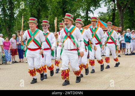 Adlington Morris Tänzer tanzen beim Buxton Day of Dance Stockfoto