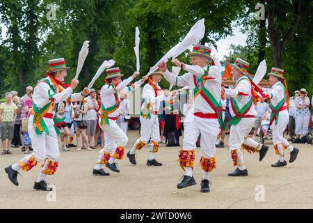 Adlington Morris Tänzer tanzen beim Buxton Day of Dance Stockfoto