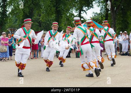 Adlington Morris Tänzer tanzen beim Buxton Day of Dance Stockfoto