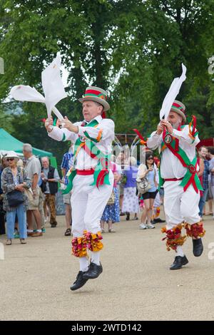 Adlington Morris Tänzer tanzen beim Buxton Day of Dance Stockfoto