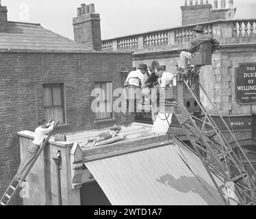 Dreharbeiten der Eröffnungssequenz mit JANE HYLTON für die EALING Comedy PASS TO PIMLICO 1949 vor Ort in einem großen Bombenangriff in den Lambeth Regisseur HENRY CORNELIUS Drehbuch T.E.B. CLARKE Music GEORGES AURIC Ealing Studios Stockfoto