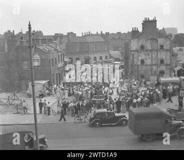 Dreharbeiten der EALING Comedy PASS TO PIMLICO 1949 vor Ort in einem großen Bombenangriff in Lambeth Regisseur HENRY CORNELIUS Drehbuch T.E.B. CLARKE Music GEORGES AURIC Ealing Studios Stockfoto