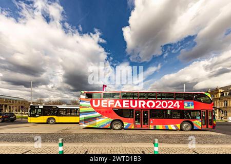 Stadtrundfahrt im roten Doppeldecker. Stuttgart Touristik wirbt auf dem Bus für die UEFA Euro 2024. Fünf Fußballspiele der Europameisterschaft werden in Stuttgart ausgetragen. // 17.03.2024: Stuttgart, Baden-Württemberg, Deutschland, Europa *** City Tour im roten Doppeldecker Stuttgart Touristik wirbt für die UEFA Euro 2024 im Bus fünf Fußballspiele der Europameisterschaft werden in Stuttgart 17 03 2024 Stuttgart, Baden Württemberg, Deutschland, Europa ausgetragen Stockfoto